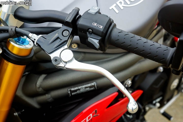 配備滿載暴力街跑 Triumph Speed Triple 1050R