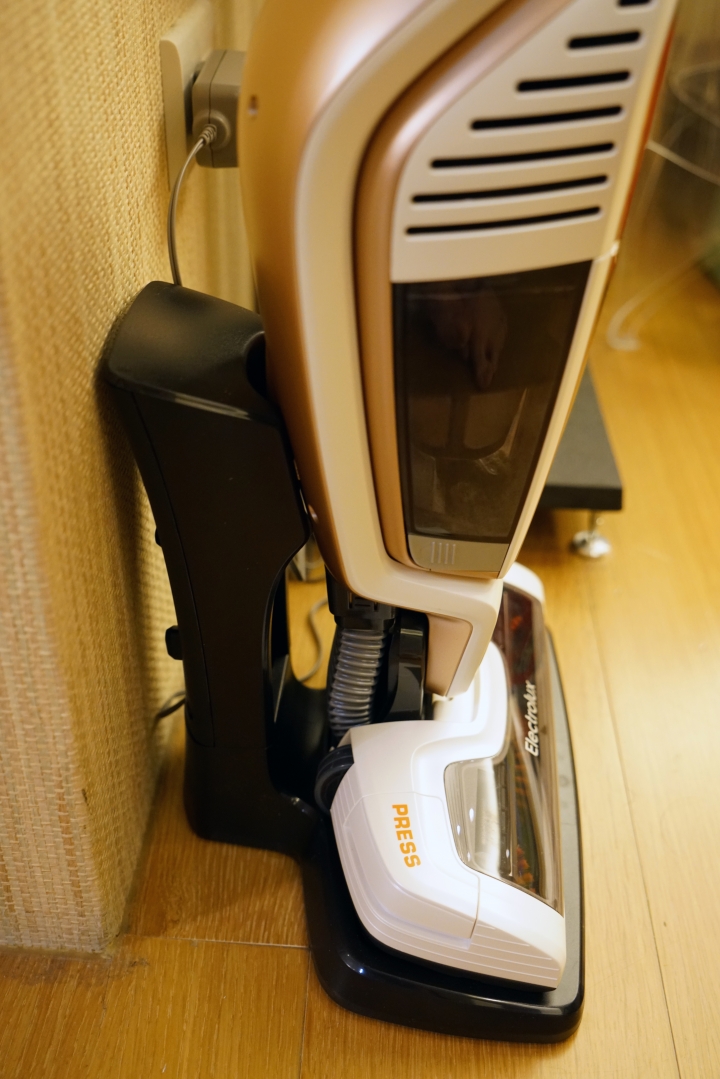 【開箱】伊萊克斯 7th Ergorapido 無線吸塵器(簡測對照Dyson DC63)