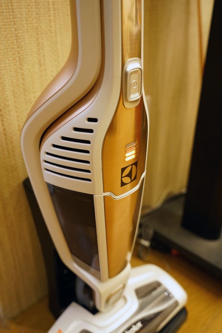 【開箱】伊萊克斯 7th Ergorapido 無線吸塵器(簡測對照Dyson DC63)