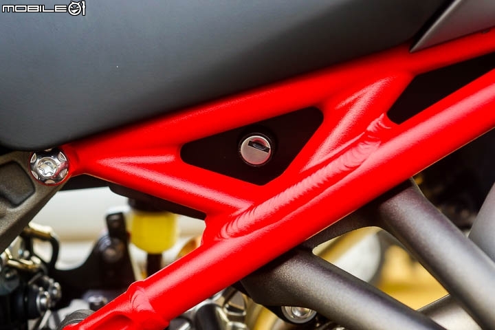 配備滿載暴力街跑 Triumph Speed Triple 1050R