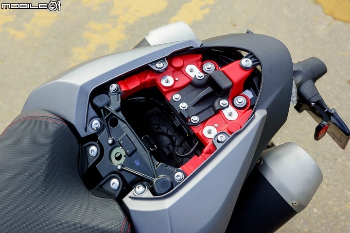 配備滿載暴力街跑 Triumph Speed Triple 1050R
