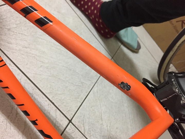 TCR ADV1碳纖車架輕嗑傷-DIY修補紀錄