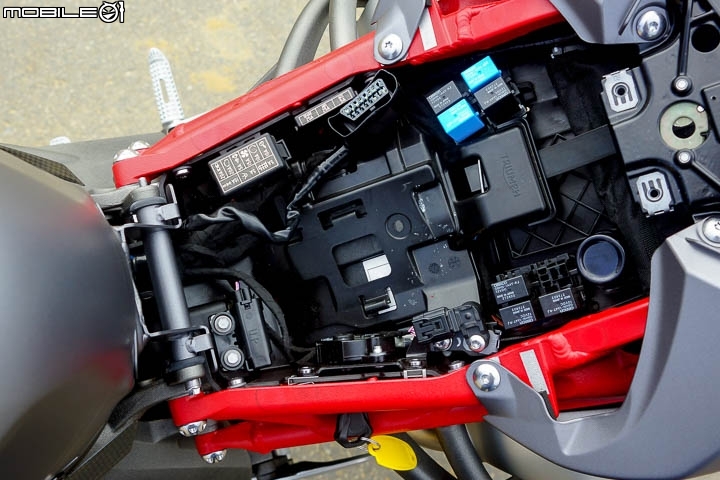 配備滿載暴力街跑 Triumph Speed Triple 1050R
