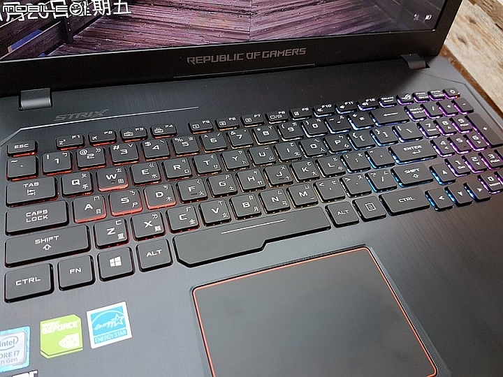 有RGB鍵盤的GTX1050TI遊戲筆電 ASUS ROG Strix GL553VE