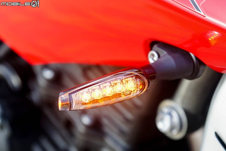 配備滿載暴力街跑 Triumph Speed Triple 1050R