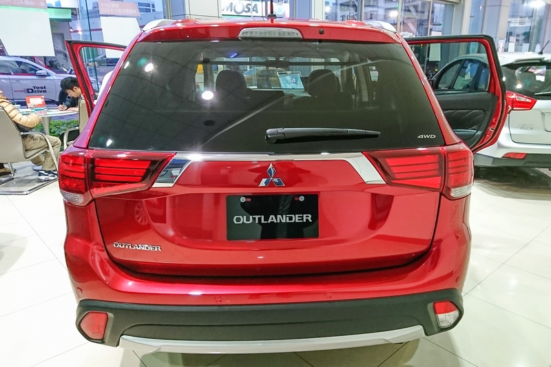 Outlander霓光紅實車好看啊!!