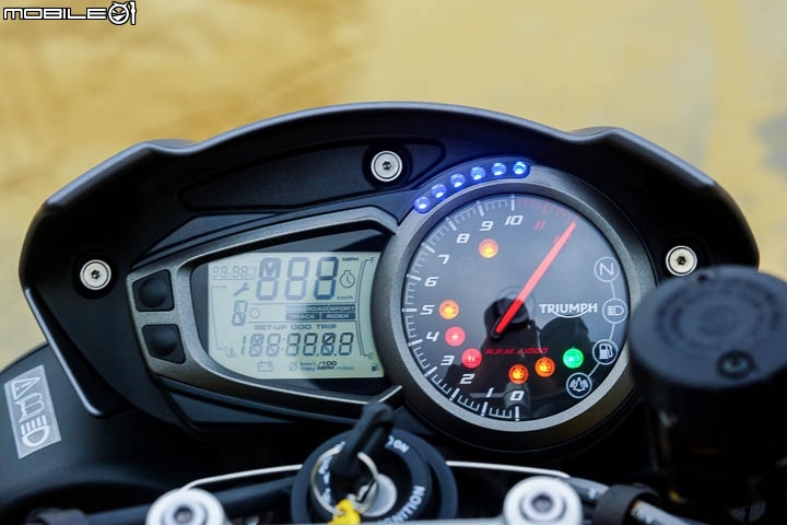 配備滿載暴力街跑 Triumph Speed Triple 1050R