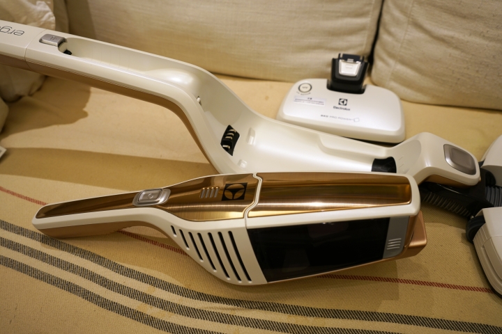 【開箱】伊萊克斯 7th Ergorapido 無線吸塵器(簡測對照Dyson DC63)