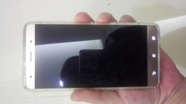 年前剛拆箱的zf3 deluxe 4G/32G 銀色 就故障了.......(已解決)