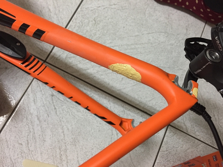 TCR ADV1碳纖車架輕嗑傷-DIY修補紀錄