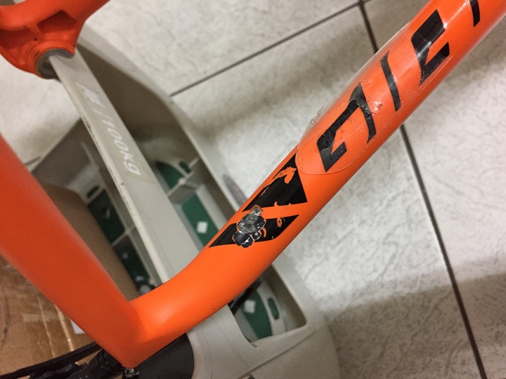 TCR ADV1碳纖車架輕嗑傷-DIY修補紀錄