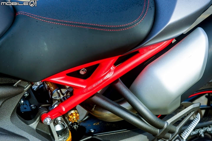 配備滿載暴力街跑 Triumph Speed Triple 1050R