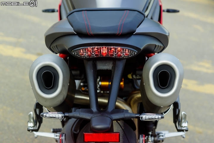 配備滿載暴力街跑 Triumph Speed Triple 1050R