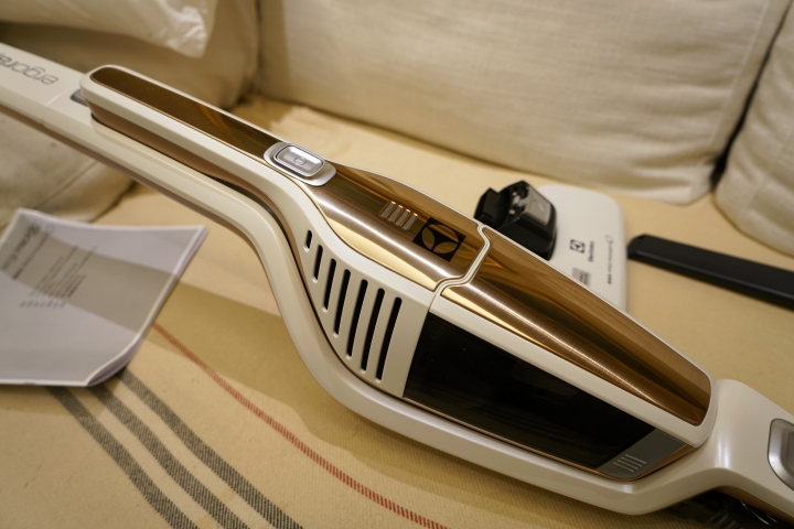 【開箱】伊萊克斯 7th Ergorapido 無線吸塵器(簡測對照Dyson DC63)