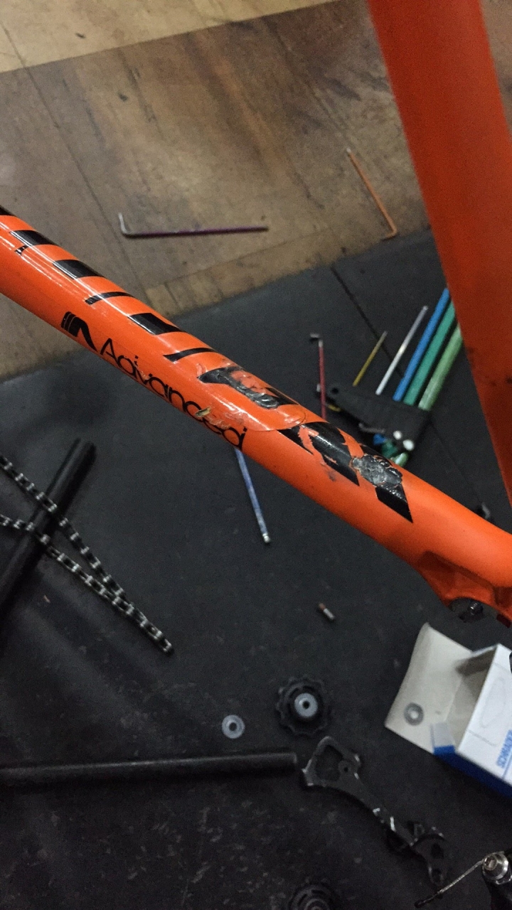 TCR ADV1碳纖車架輕嗑傷-DIY修補紀錄