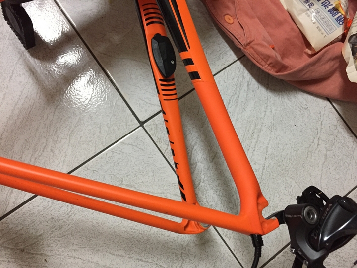 TCR ADV1碳纖車架輕嗑傷-DIY修補紀錄