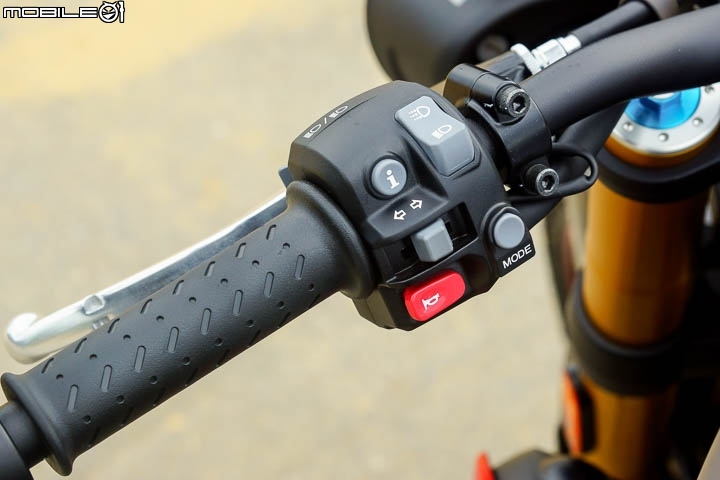 配備滿載暴力街跑 Triumph Speed Triple 1050R