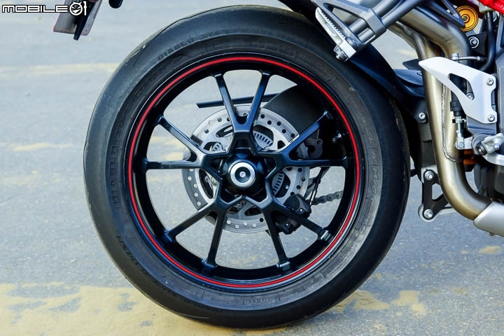 配備滿載暴力街跑 Triumph Speed Triple 1050R