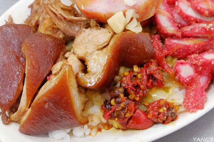 【新莊】阿奕の腿庫飯--大綜合飯1,腿庫、紅燒肉與香腸的協奏曲