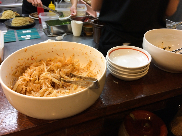 【美食。食記】東京 新宿 豆瓣鹹香 湯底醇厚 ラーメン 龍の家 新宿 小滝橋通り店 給喜歡一蘭的長髮女孩 拉麵 沾麵 推薦
