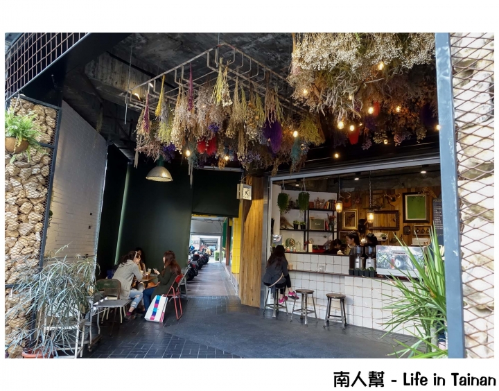 【台南中西區-咖啡館】市區轉角處世外桃源│完全是小編愛的風格│咖啡也很平價~花樓follow coffee