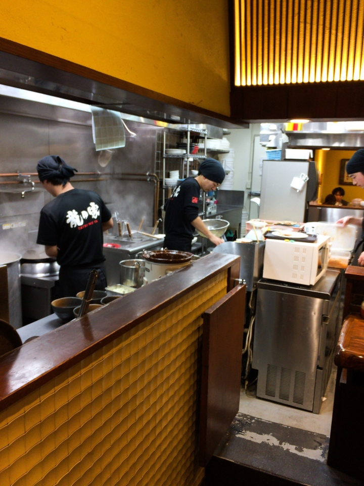 【美食。食記】東京 新宿 豆瓣鹹香 湯底醇厚 ラーメン 龍の家 新宿 小滝橋通り店 給喜歡一蘭的長髮女孩 拉麵 沾麵 推薦