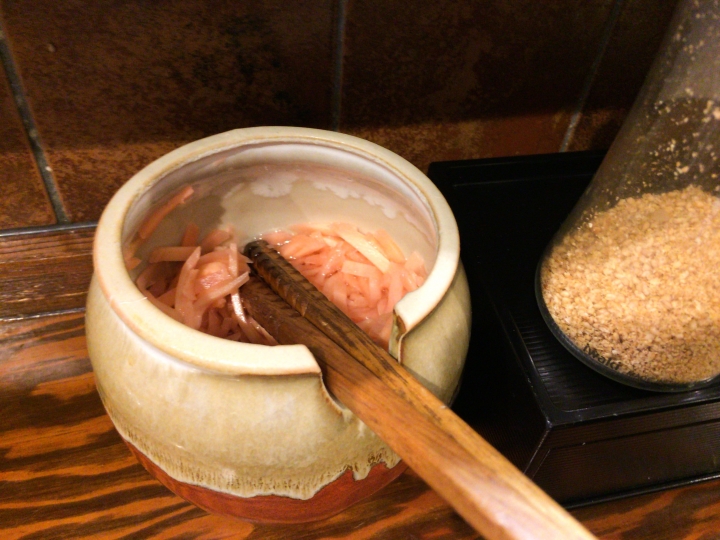 【美食。食記】東京 新宿 豆瓣鹹香 湯底醇厚 ラーメン 龍の家 新宿 小滝橋通り店 給喜歡一蘭的長髮女孩 拉麵 沾麵 推薦