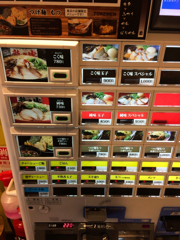 【美食。食記】東京 新宿 豆瓣鹹香 湯底醇厚 ラーメン 龍の家 新宿 小滝橋通り店 給喜歡一蘭的長髮女孩 拉麵 沾麵 推薦