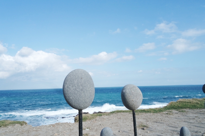【台東東河│海線景點】加路蘭遊憩區│吹著海風聽著海浪走在海岸線旁,漂流木與多種媒材的裝置藝術