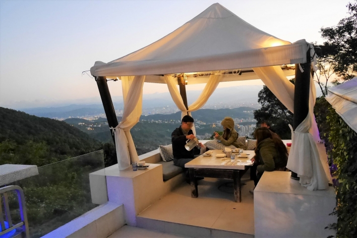 【台北陽明山 | 景觀餐廳】峇里島風格的約會與夜景聖地✦The Top 屋頂上