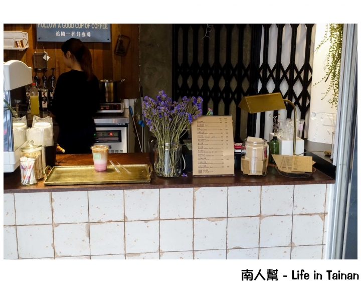 【台南中西區-咖啡館】市區轉角處世外桃源│完全是小編愛的風格│咖啡也很平價~花樓follow coffee