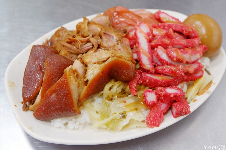 【新莊】阿奕の腿庫飯--大綜合飯1,腿庫、紅燒肉與香腸的協奏曲