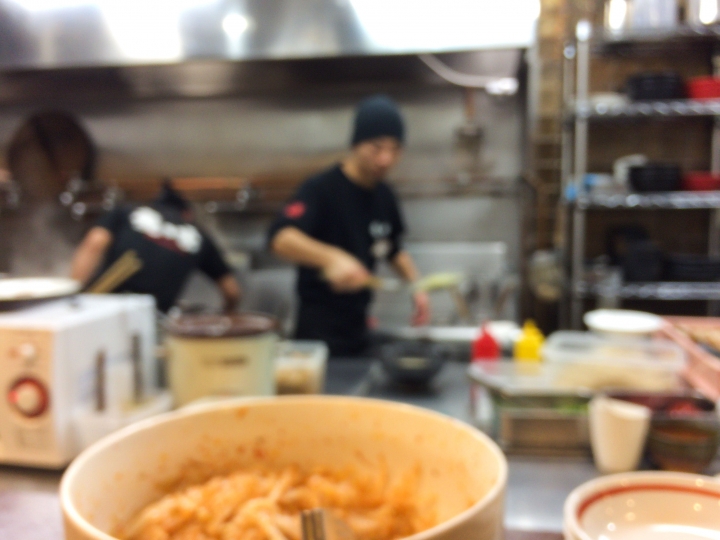 【美食。食記】東京 新宿 豆瓣鹹香 湯底醇厚 ラーメン 龍の家 新宿 小滝橋通り店 給喜歡一蘭的長髮女孩 拉麵 沾麵 推薦