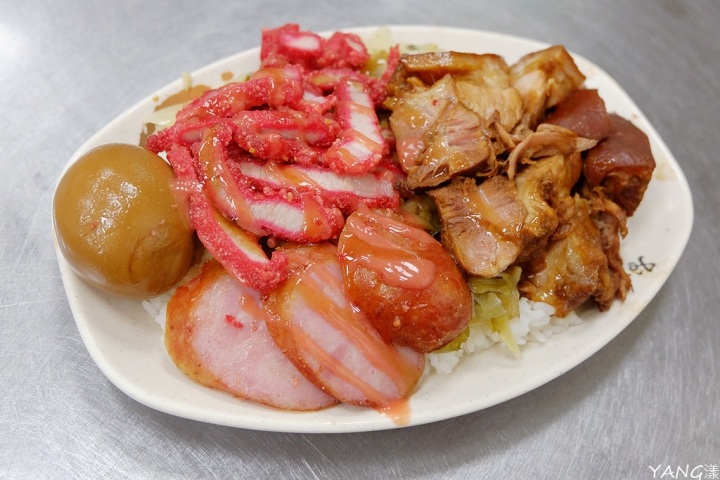 【新莊】阿奕の腿庫飯--大綜合飯1,腿庫、紅燒肉與香腸的協奏曲