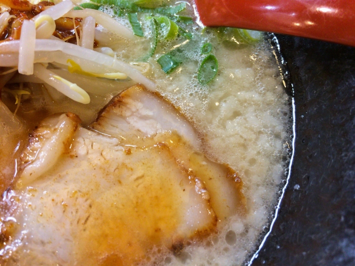 【美食。食記】東京 新宿 豆瓣鹹香 湯底醇厚 ラーメン 龍の家 新宿 小滝橋通り店 給喜歡一蘭的長髮女孩 拉麵 沾麵 推薦