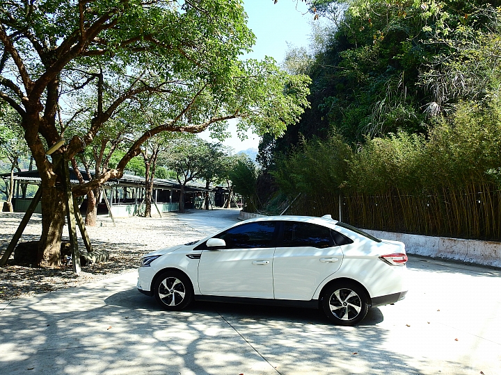 Luxgen S3車內架設攝影機記錄行駛在中寮隧道及斜張橋的行路表現