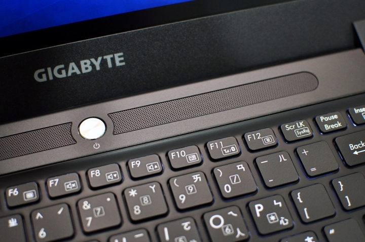 GIGABYTE P34K V7,搭配GTX1050 TI,讓效能持平桌機