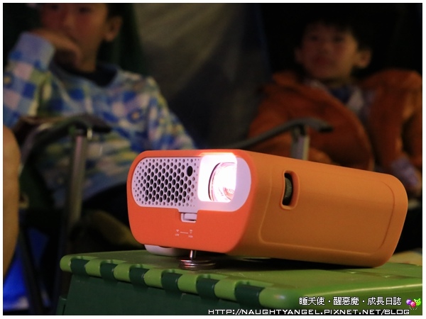 星空電影就靠它們了!露營的好伙伴~【BenQ GS1 LED露營機+BenQ treVolo S 靜電藍牙喇叭】