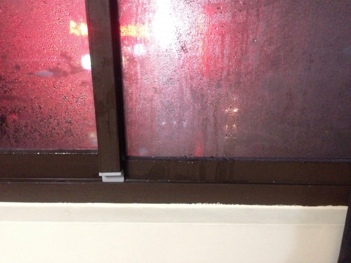 濕氣反潮?還是窗戶問題?