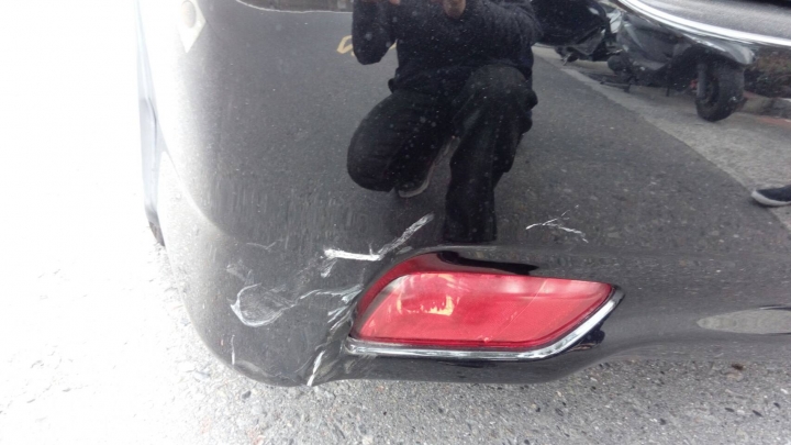 車禍擦撞賠償問題 請教~~(更新)