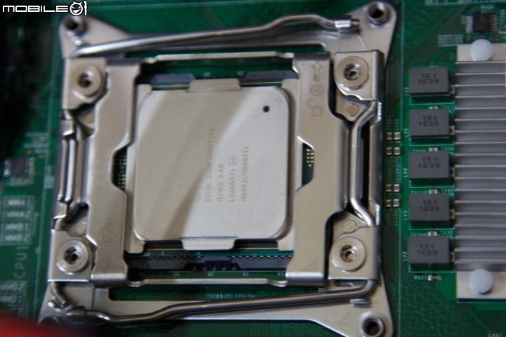 Supermicro X10DAX 搭配AWS-1100V4雙路硬塞ATX機殼