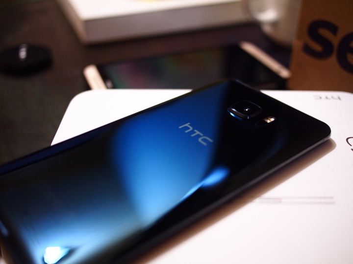 HTC U Ultra 黑色 不專業開箱評測
