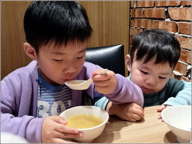 【新竹】魚町丼飯(東大店),CP高平價消費料多食材鮮美又好吃,值得再訪的口袋名單,平日用餐小雀幸天婦羅第二份只要,不點實在對不起自己,錯過你就藍瘦香菇了