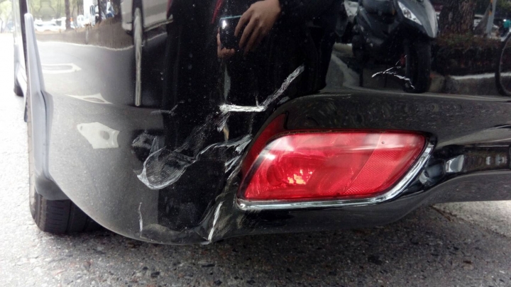 車禍擦撞賠償問題 請教~~(更新)
