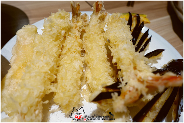 【新竹】魚町丼飯(東大店),CP高平價消費料多食材鮮美又好吃,值得再訪的口袋名單,平日用餐小雀幸天婦羅第二份只要,不點實在對不起自己,錯過你就藍瘦香菇了