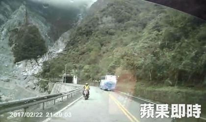 悲劇!女駕駛恍神直接將人撞落20公尺深河谷