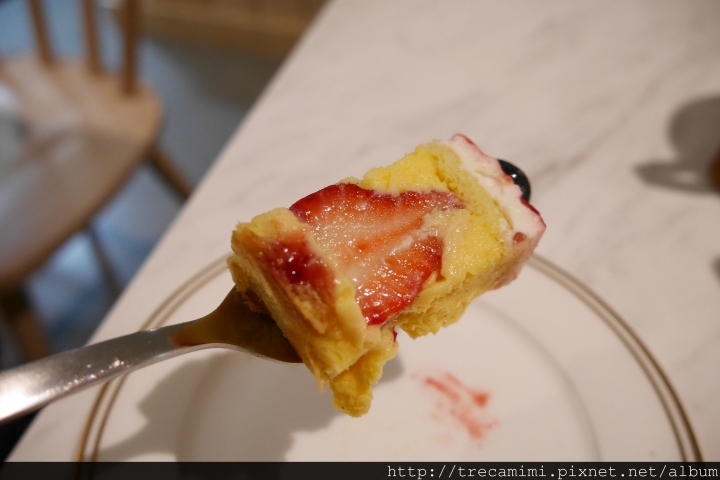 【食記】高雄青田甜作AOTa D&C-推薦新鮮草莓塔跟草莓芙蓮,甜點好拍又療癒也是寵物友善!