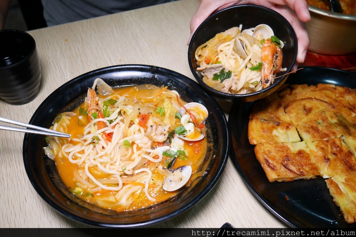 【食記】高雄韓咪達-好吃好飽好划算的韓式料理,CP值很高的部隊鍋跟免費無限供應的小菜!