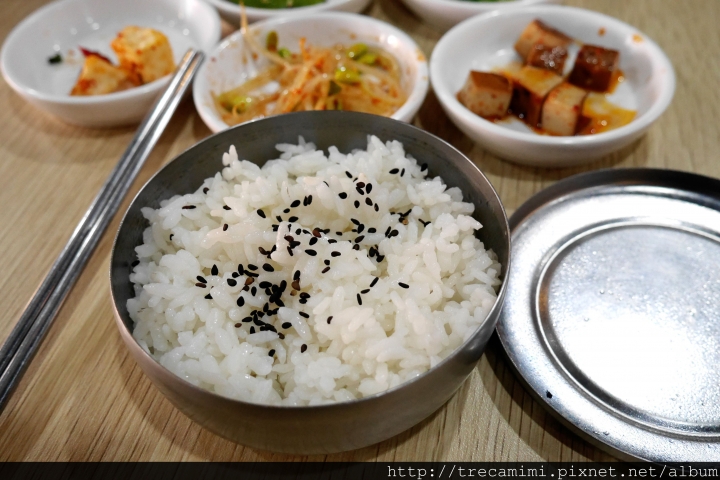 【食記】高雄韓咪達-好吃好飽好划算的韓式料理,CP值很高的部隊鍋跟免費無限供應的小菜!