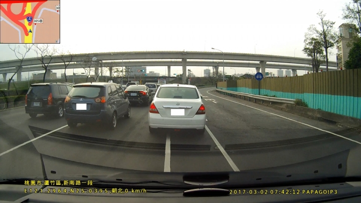 請教單白線與行車動線(機慢車道夾在引道前)